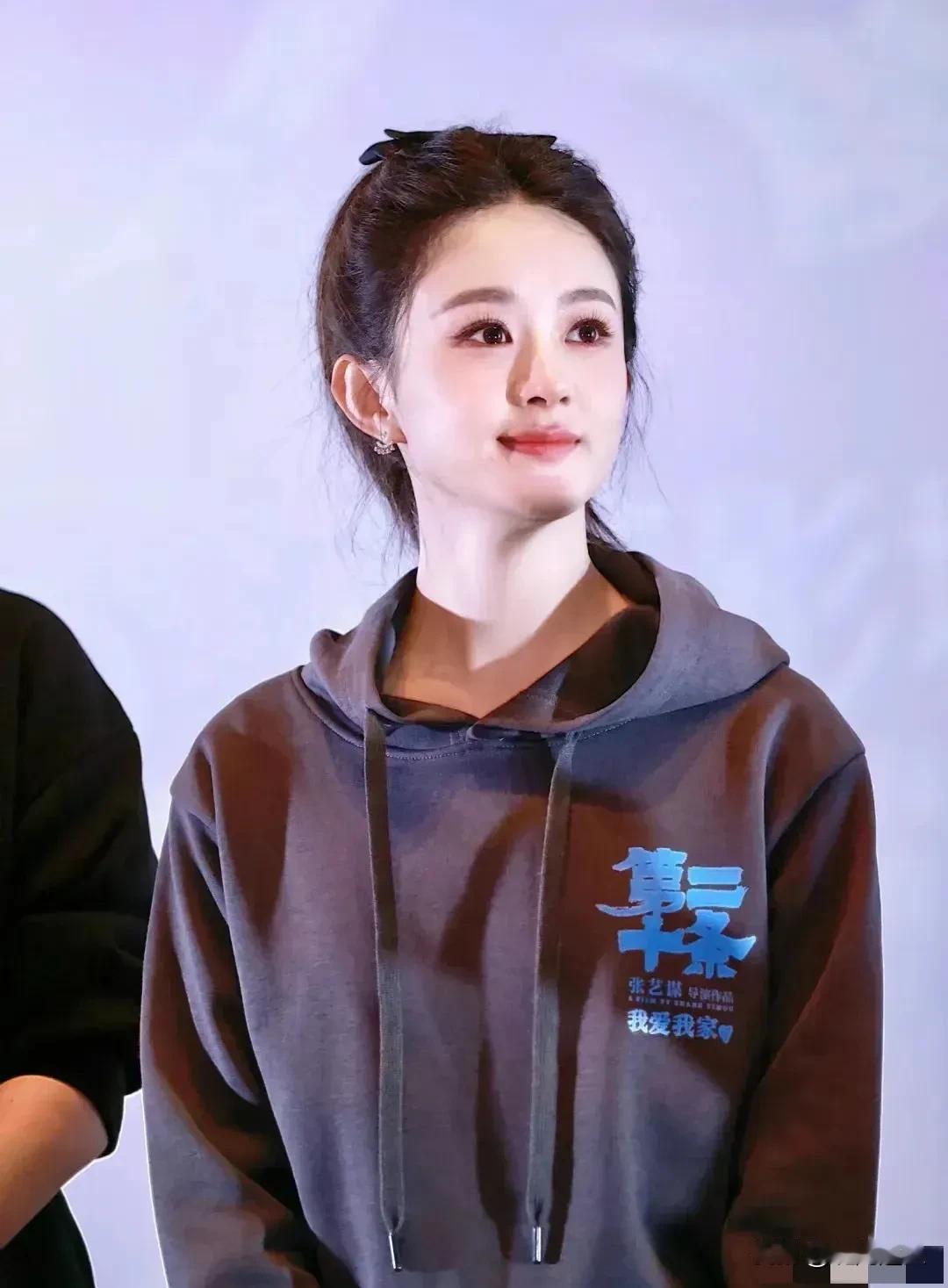 不愧是一线小花赵丽颖啊！
这个装扮说18也有人信吧，嫩的能掐出水的脸蛋，清澈的眼