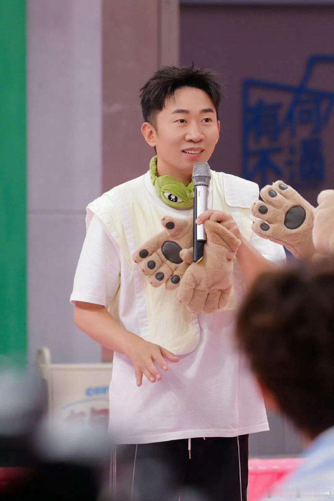 杨迪丁程鑫敖子逸对你讲手势舞 杨迪丁程鑫敖子逸hi6拍立得好六舞台惊喜不断，手势