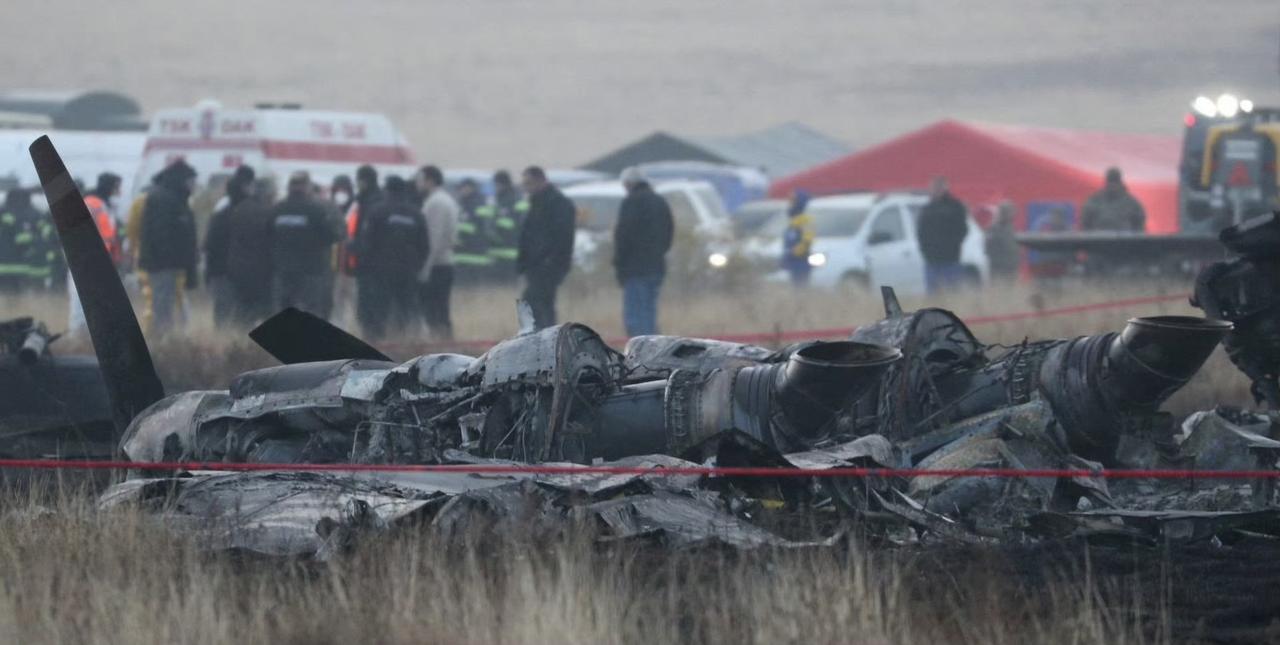 地上躺着的就是土耳其C-130坠机残骸，机上20人全部遇难挺让人痛心的。飞机失事