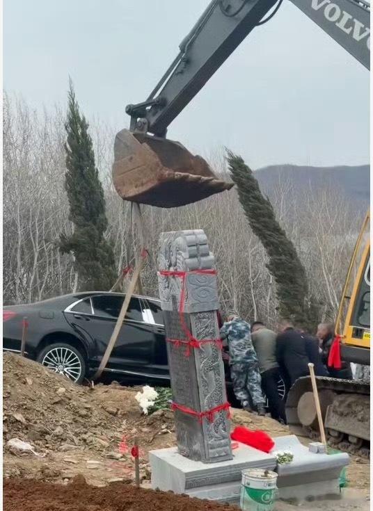官方通报填埋奔驰车祭祀奔驰S450L：额滴亲娘啊，秦始皇都只用兵马俑，你用真车陪