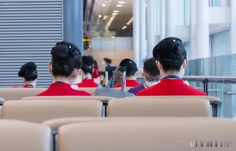 空乘待遇好，但是比较辛苦。
在空中服务，强度很大，身体要接受挑战。
空乘能一直工