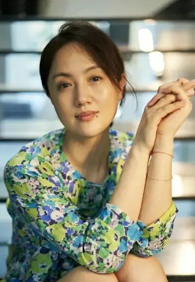 她是《我的前半生》里被丈夫抛弃的中年女性唐晶妈妈，也是《人世间》里坚韧善良的郑母