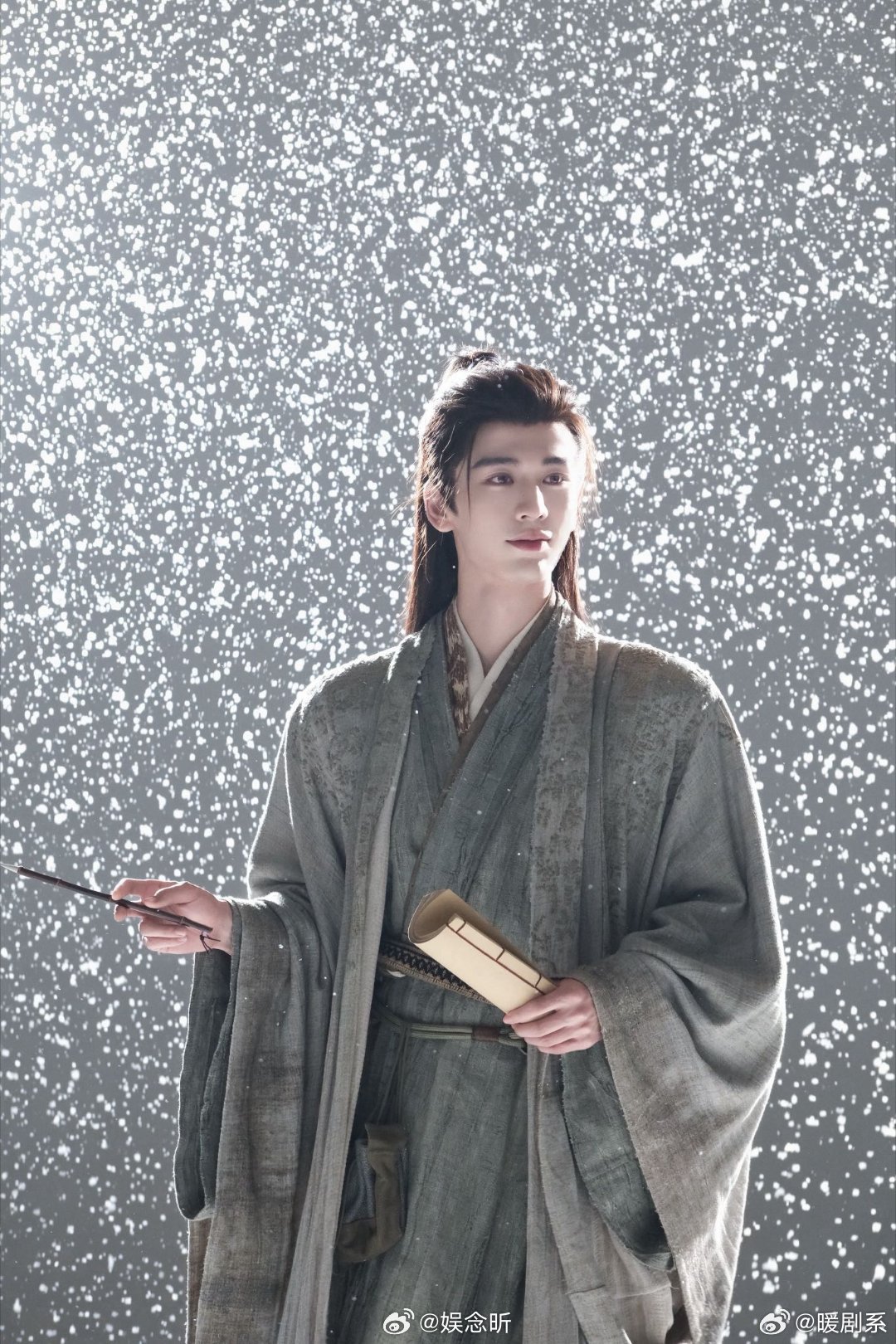 张凌赫谢征战损定妆 自带故事的一张脸！战损妆下依旧清贵逼人，眼神里藏着千言万语，