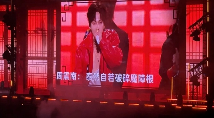 周震南颜安华夏舞台这版《华夏》舞台质感绝了！周震南稳扎的唱跳功底扛住全场，颜安用