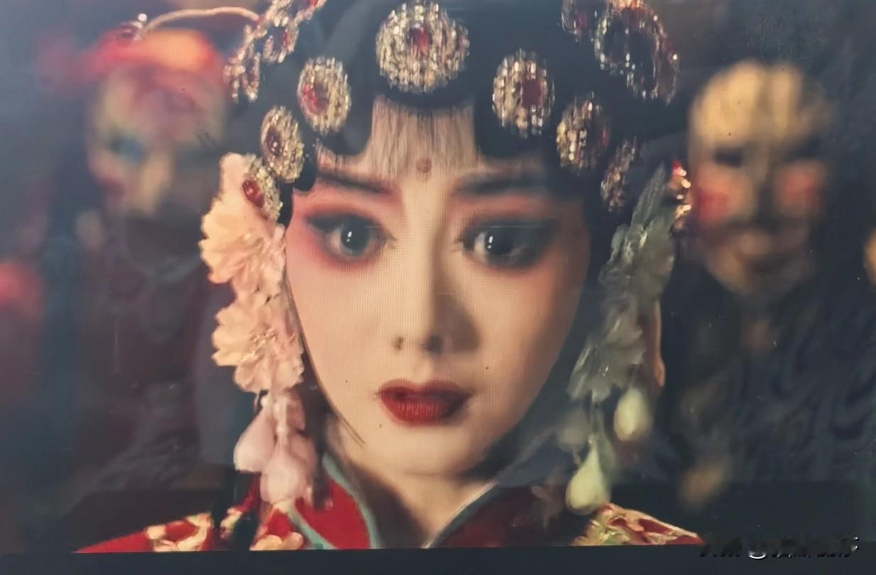 泪流满面地看完电视剧《主角》18集
这集里面刘浩存扮演的易青娥的亮相
才知道啥叫