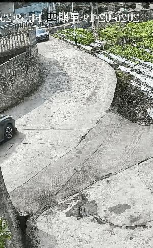 左转转了大弯，右转转了小弯。
上坡的如此丝滑，没有一点犹豫的加了油，估计松下油门