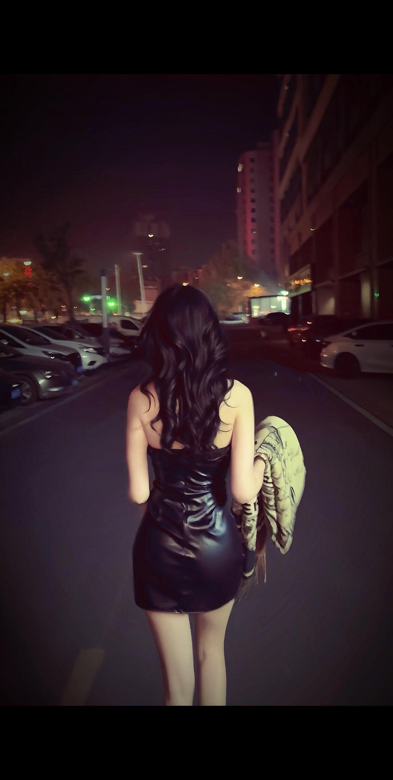 小皮裙 大波浪 一扭一晃真像样