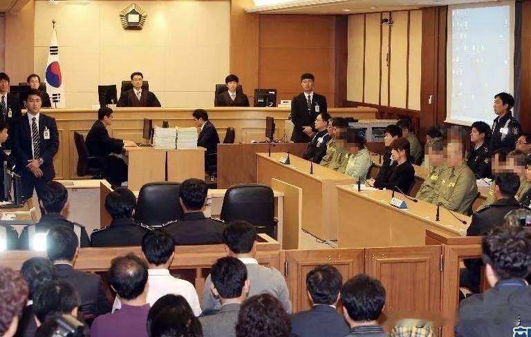 7月17日由于韩国前总统尹锡悦称病未出庭受审，首尔中央地方法院关于其内乱罪的审判