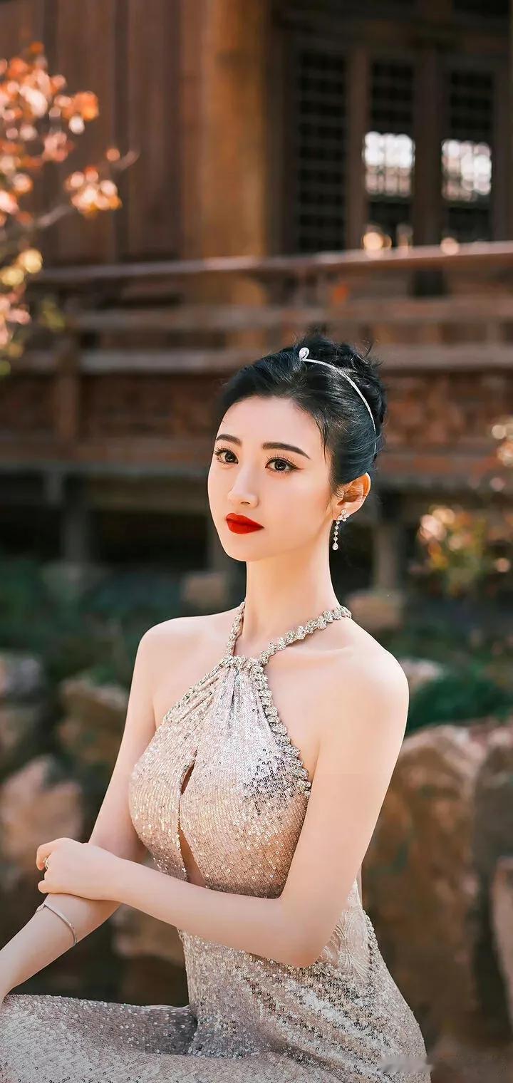 景甜不愧是“人间富贵花”

景甜一出道就被力捧、几个大咖为其搭配、一直不温不火。