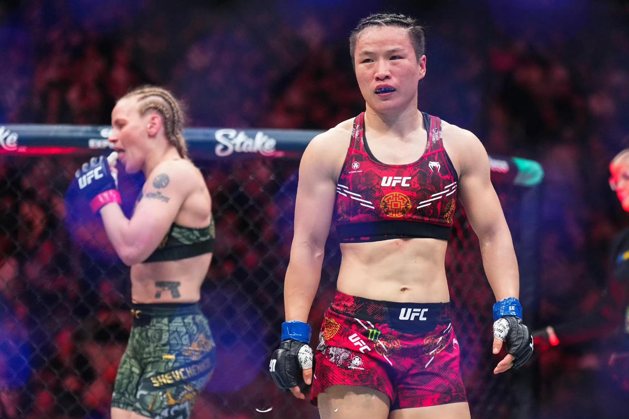 北京时间11月16日，UFC322蝇量级冠军战，张伟丽升重挑战卫冕冠军舍甫琴科。