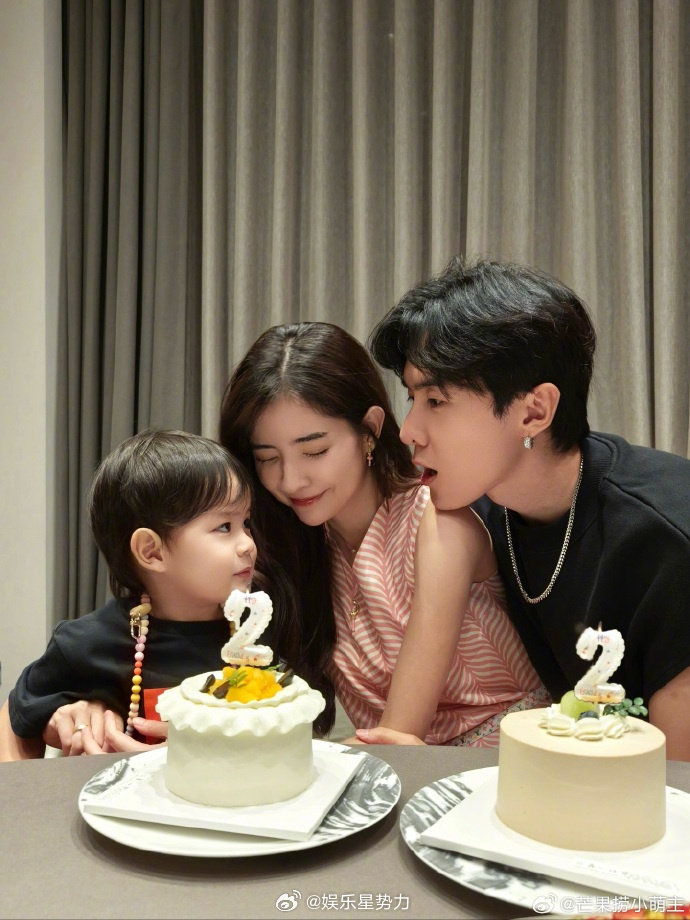 唐禹哲老婆晒全家福 唐禹哲老婆苏小轩发文庆生，写道：“Here’s to ano