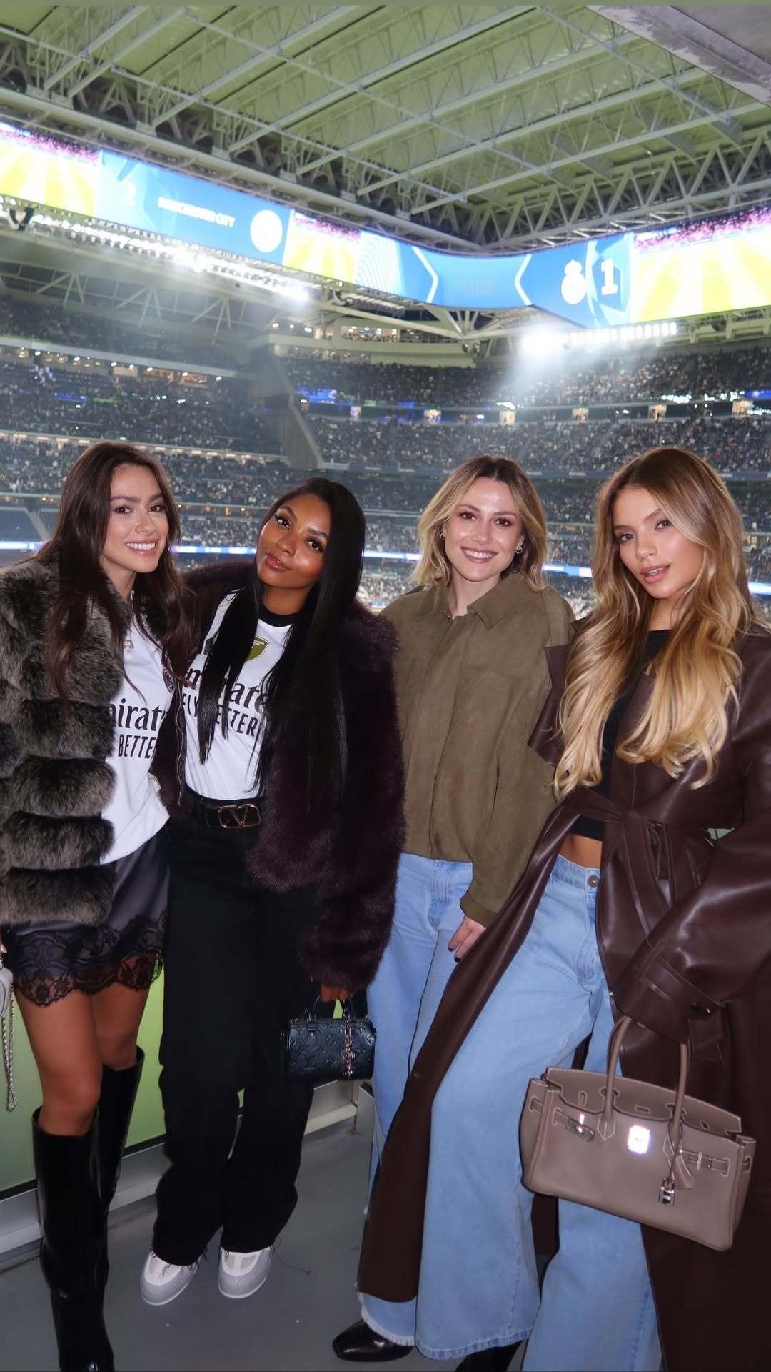 罗德里戈的绯闻女友 和恩德里克妻子一起在伯纳乌观看了比赛，她还和大屏幕中的罗德里