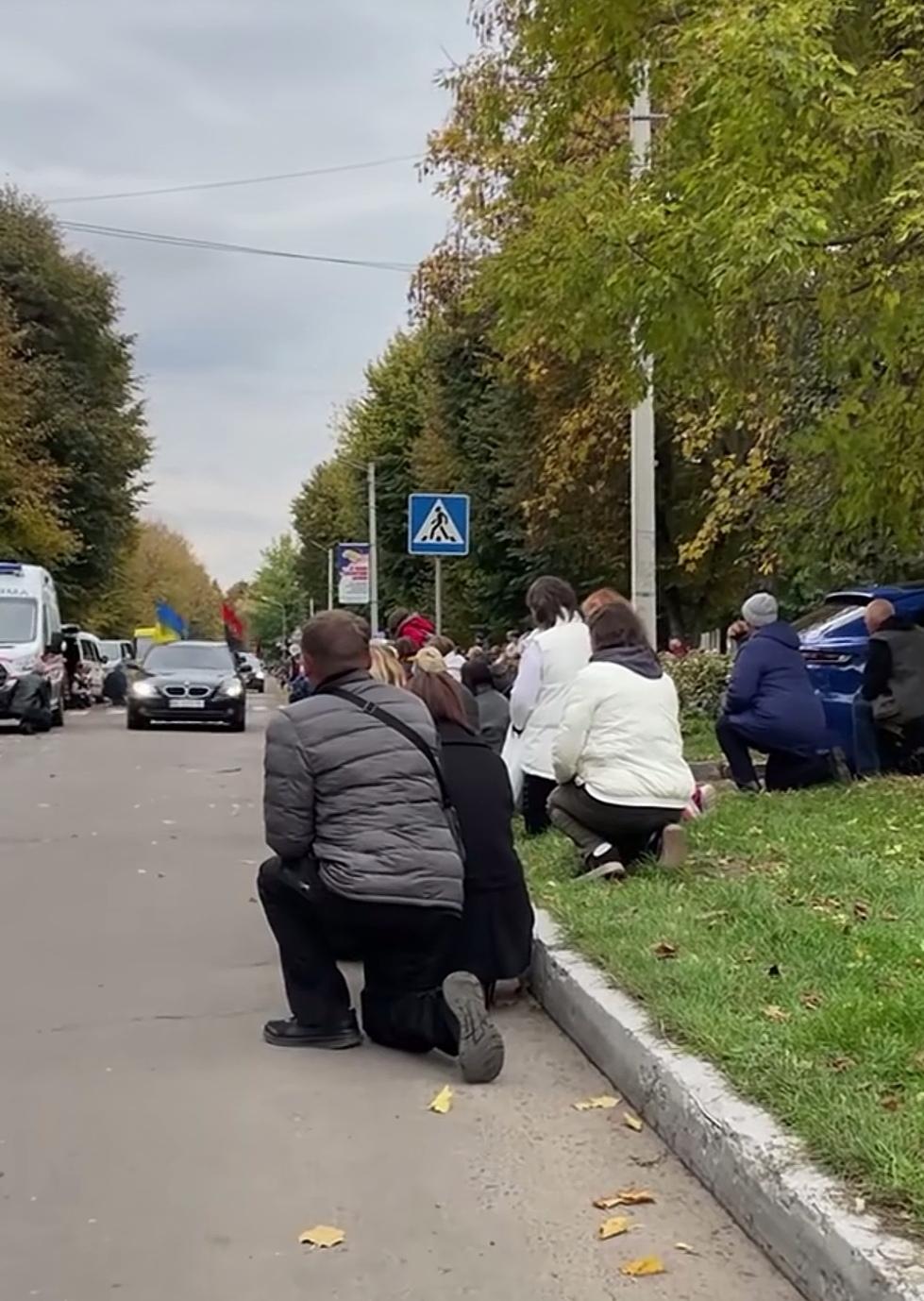 乌克兰人民以单膝下跪的方式，迎接阵亡将士的到来！战争是残酷的，战争是会死人的，打
