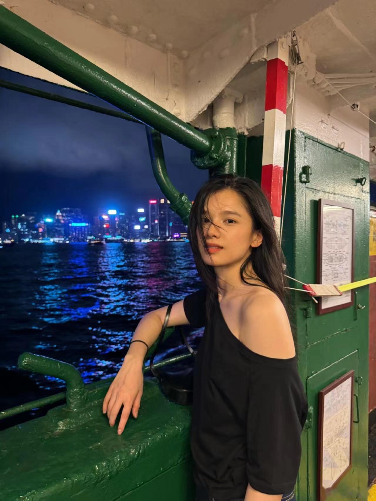 #张婧仪十四宫格营业##张婧仪露肩衬衫#张婧仪露肩衬衫，[抱一抱][抱一抱][抱