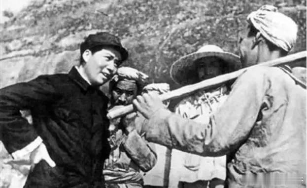 伟人在延安与人民亲切交谈 
