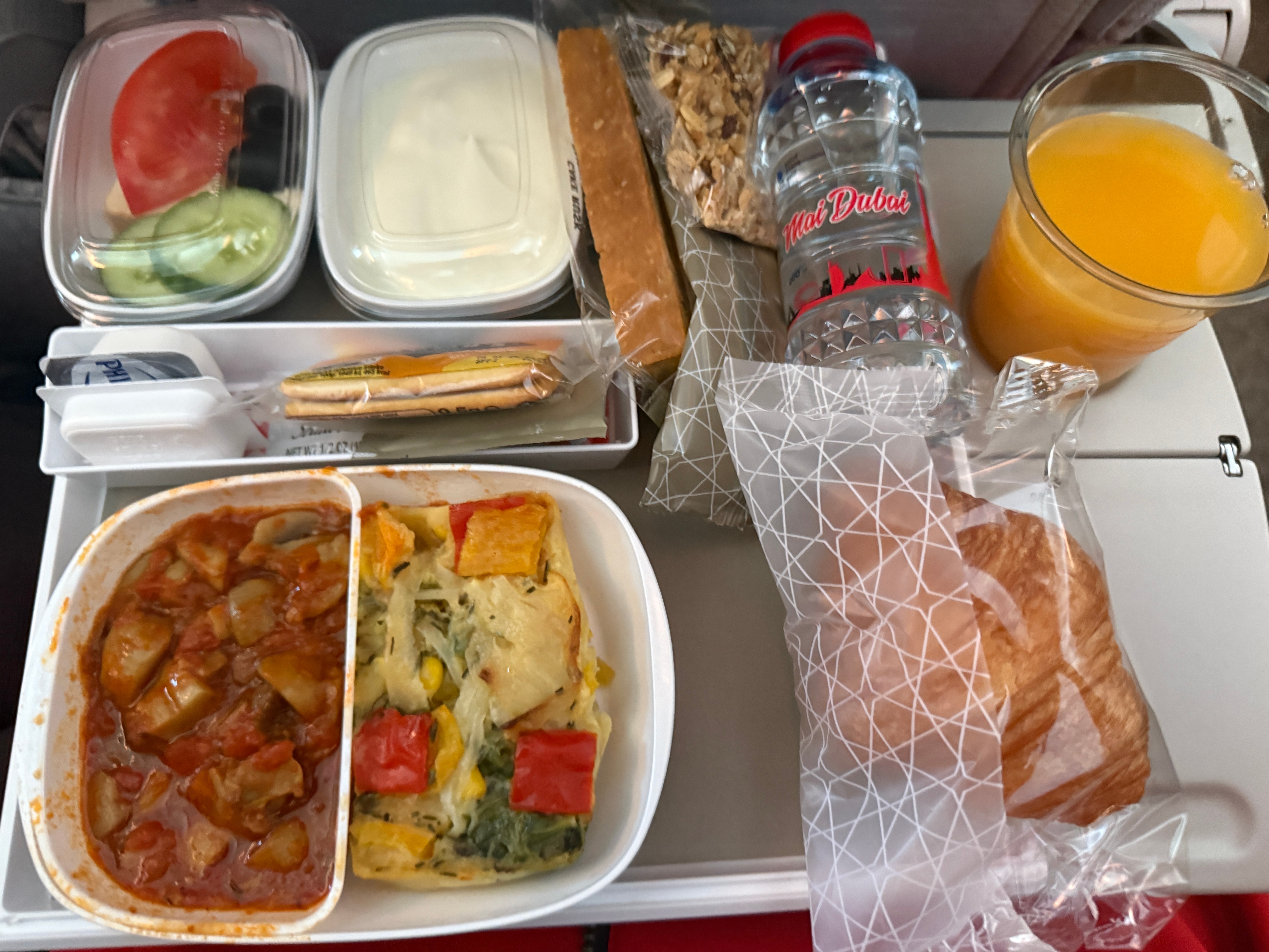 吃点早餐🍳阿联酋航空真的很好吃而且Wi-Fi网速巨快！！值得一个好评！早安卷妹