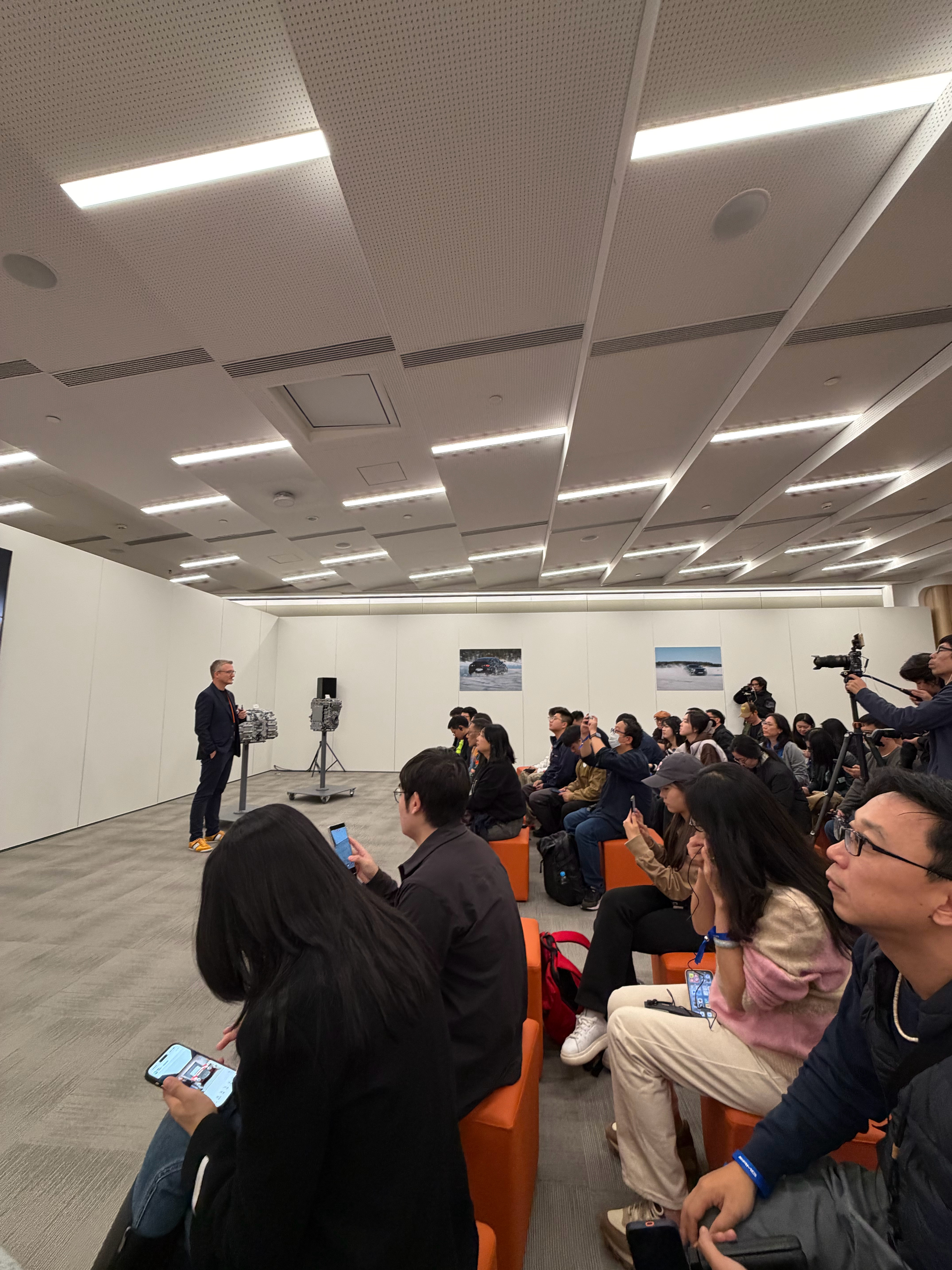 刚刚奔驰amg的工程师问：有多少人看F1赛车呀？～台下只有一位老师微微半举手……