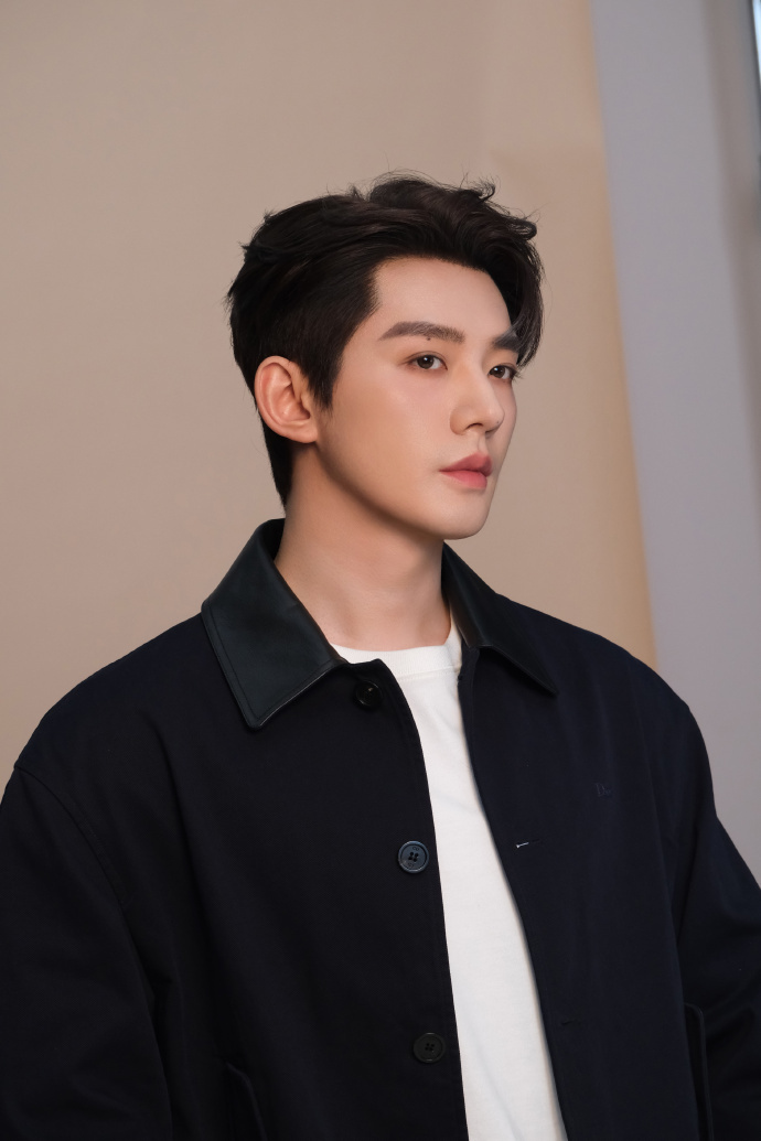 邓为与春日同频邓为春日牛仔look  邓为春日牛仔look，以色彩开场，与春日同