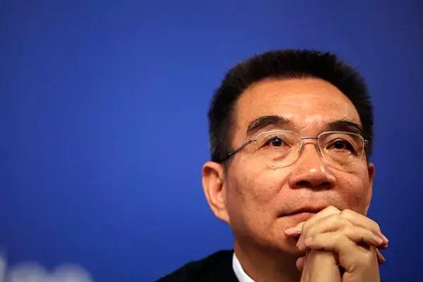 北大著名教授林毅夫：鼓动居民消费拉动经济增长是在故意误导中国。
他认为，要想实现