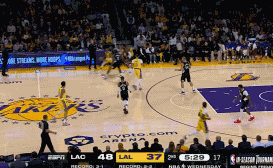 詹姆斯一招“偷袭”打停快船
北京时间11月2日，湖人与快船的比赛进行至第2节5分