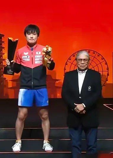 WTT香港总决赛颁奖名场面：霍震霆的严肃，藏着三代人的家国情怀12月14日，WT