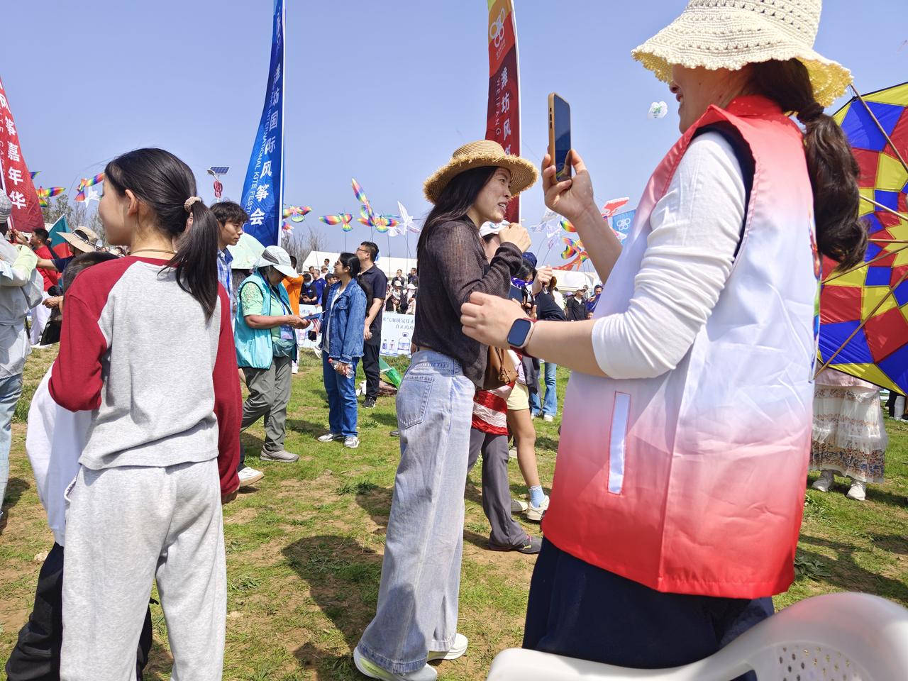 观潍坊43届风筝会开幕（2）
现场观众来了不少外地人，当地老百姓像过节一样，许多