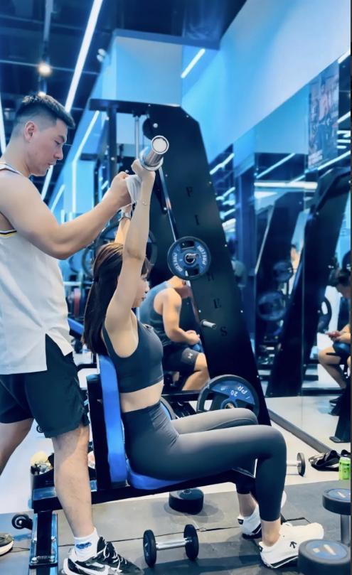 一位健身房的教练酒后吐真言，他说: “女生还是尽量选女教练吧，因为一个女人跟肌肉