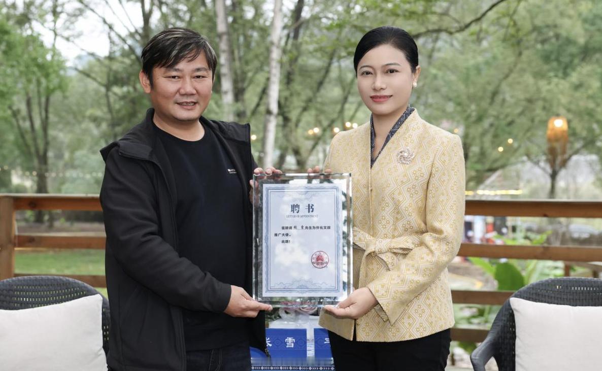 张雪在麻阳老家彻底玩嗨了，不但创下了吉尼斯世界纪录，还把县委廖园熙书记给扔到水里