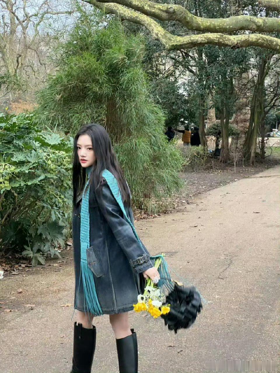 哇塞!任敏亮相伦敦时装周Burberry大秀，黑长直配牛仔风衣，气场瞬间拉满💥