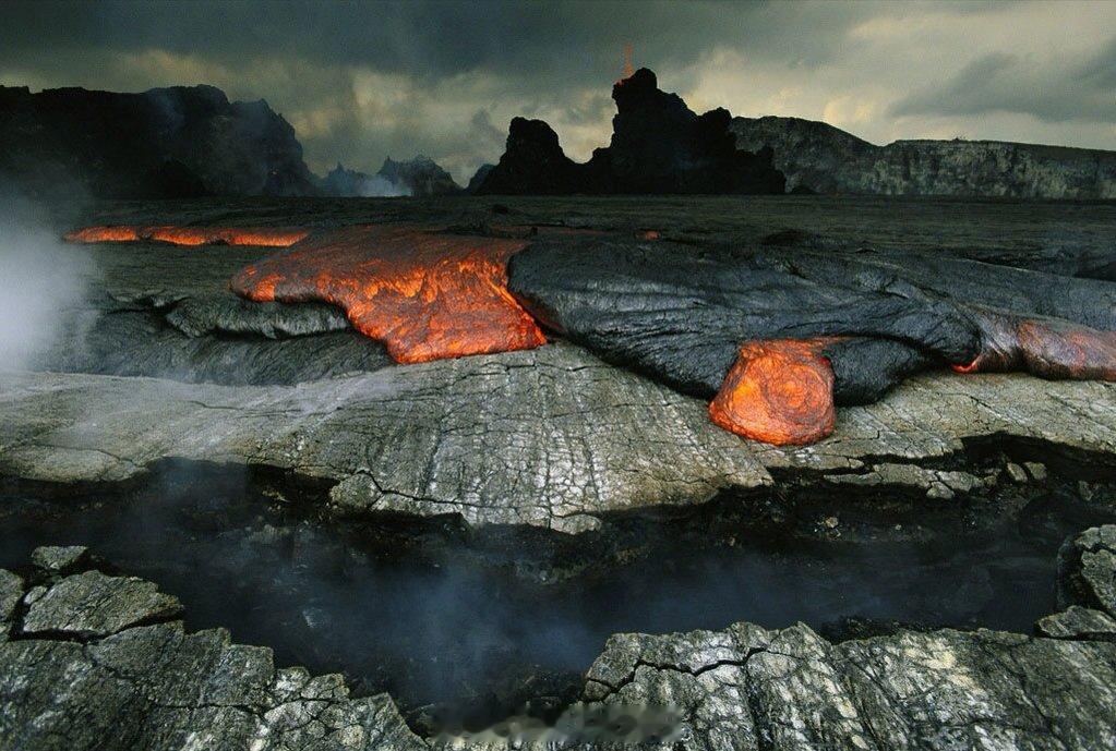 【夏威夷火山国家公园】自然以其火山为最重要看点。岛上有五座火山，其中的两座位于公