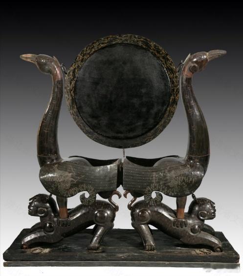 考古讲解千年悬鼓 今天有一件可称其为“楚文化代言人”的宝贝——彩绘虎座凤鸟悬鼓！