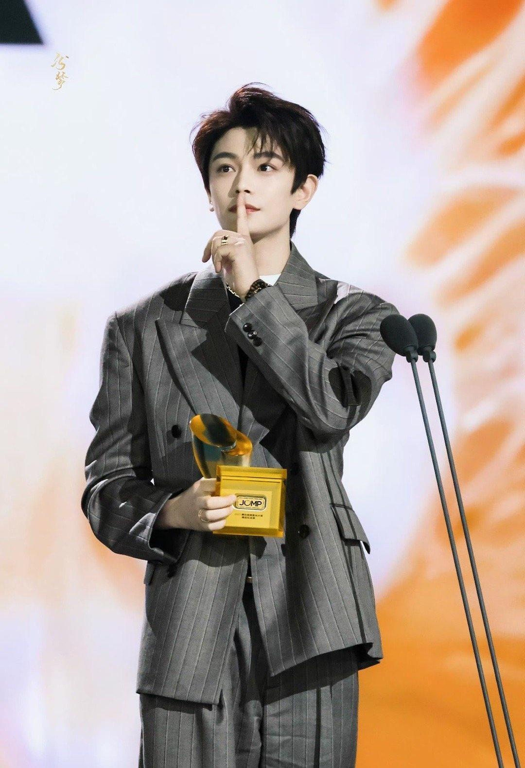 dyx丁这是一则日常 

爱他就给予他给多的自由，别让工作成为他的生活。生活很美