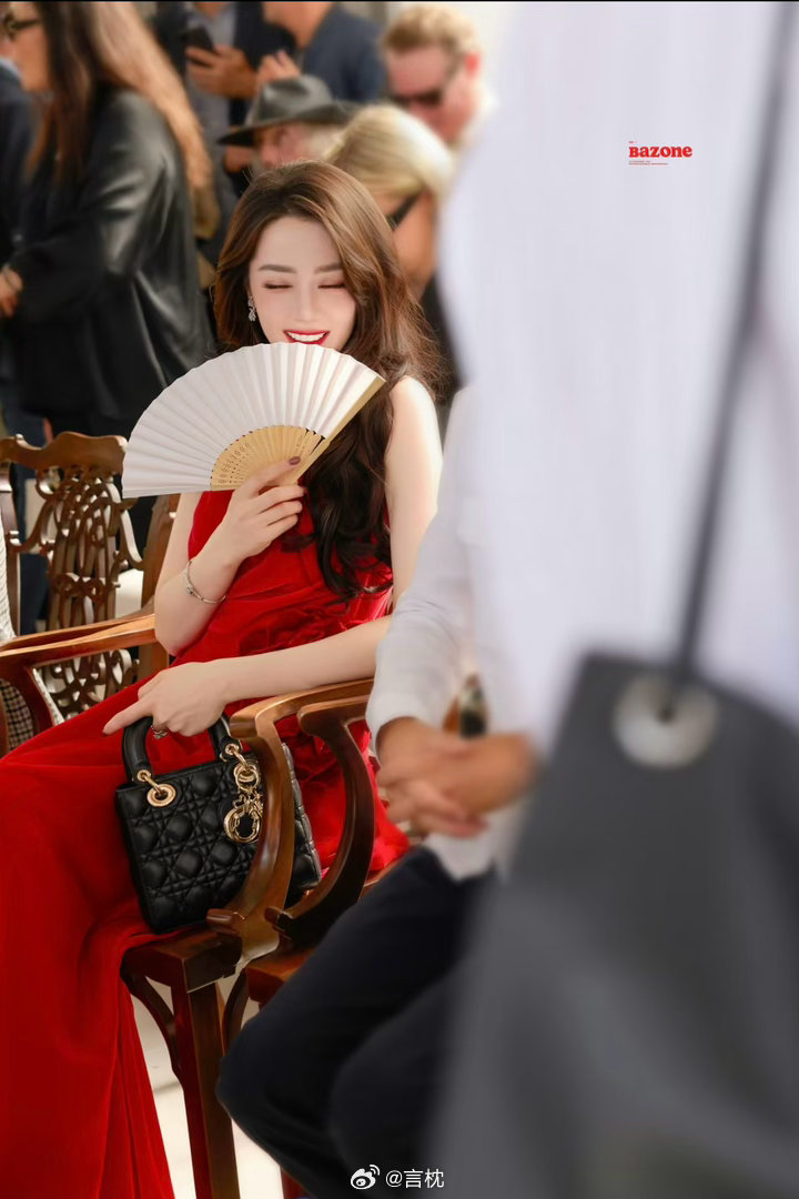 迪丽热巴 迪奥一把扇子博美人一笑迪丽热巴巴黎时装周 dlrb 迪奥全球品牌大使迪