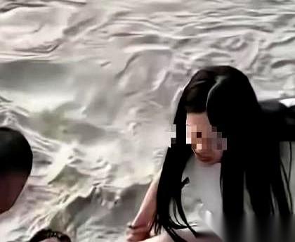 上一秒还在举着手机喊老婆“往左点，笑一个”，
下一秒，手机“啪”地砸在江滩上，屏