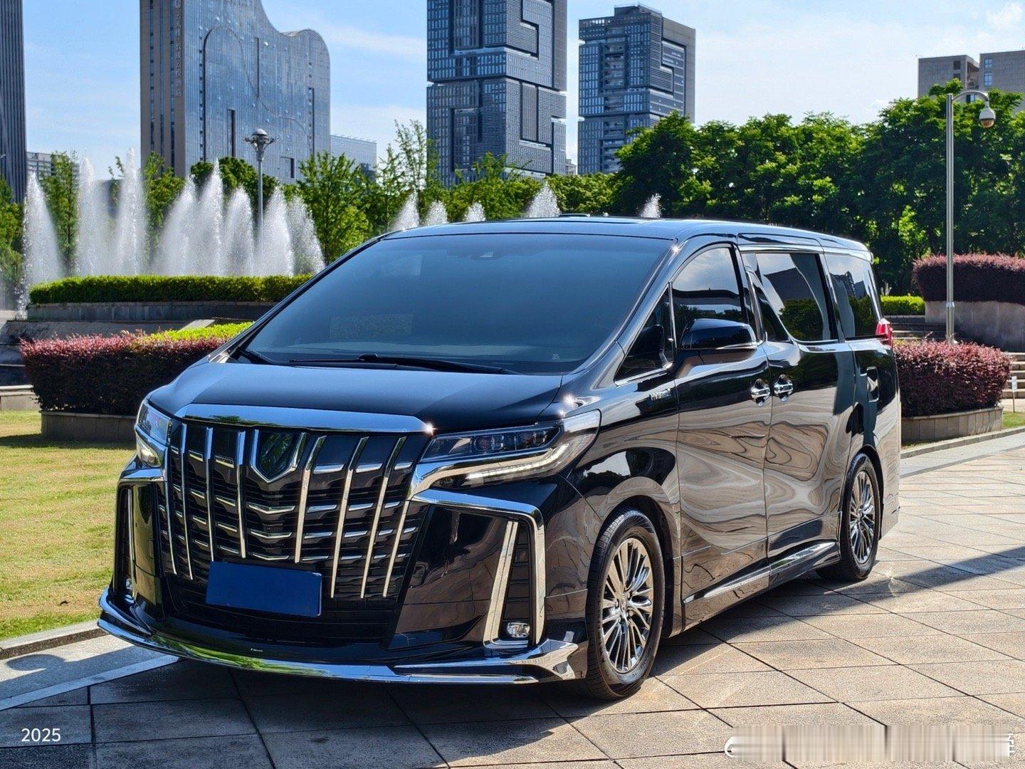 【车辆名称】丰田埃尔法 双擎 2.5L 尊贵版【上牌时间】2021年11月【行驶