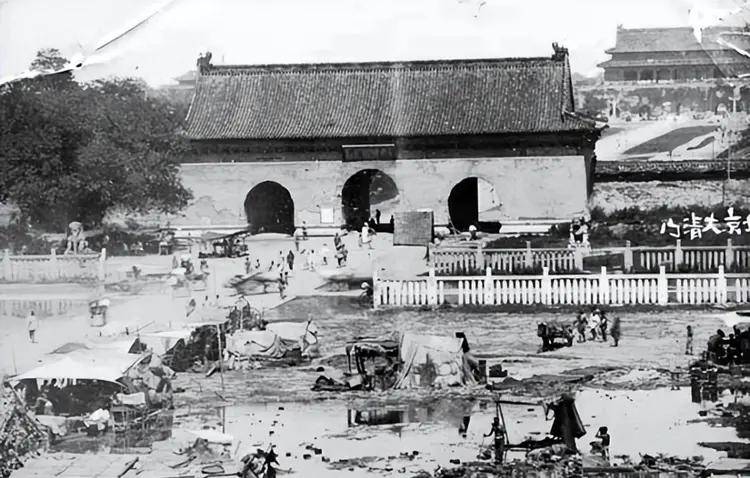 建国前夕清淤中南海：战士深挖16万吨陈年淤泥，从军火与脚镣烂泥中，竟挖出了让铁血