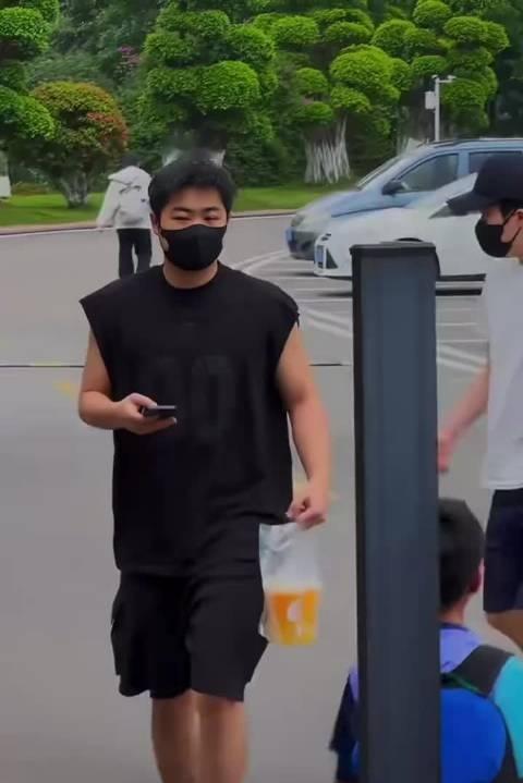 成都这么热的嘛 

王楚钦 ​​​