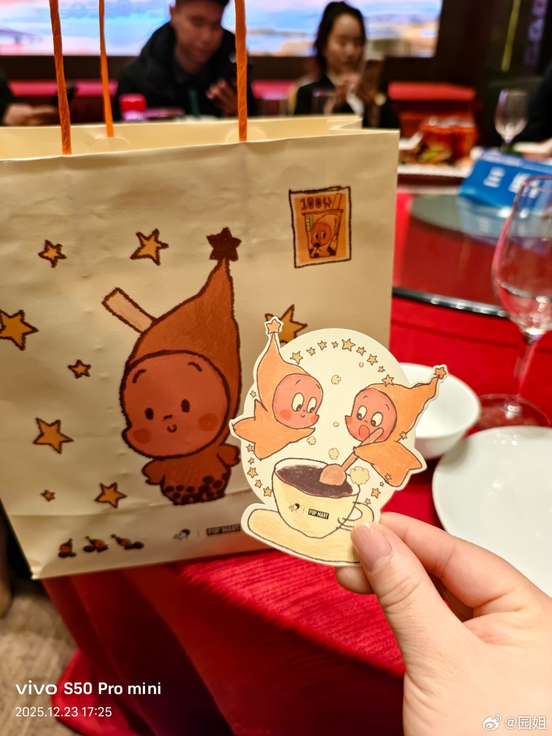 今天本来想买星星人联名套装的，结果没有贴纸了，小姐姐看我很失望送我一个联名卡好开