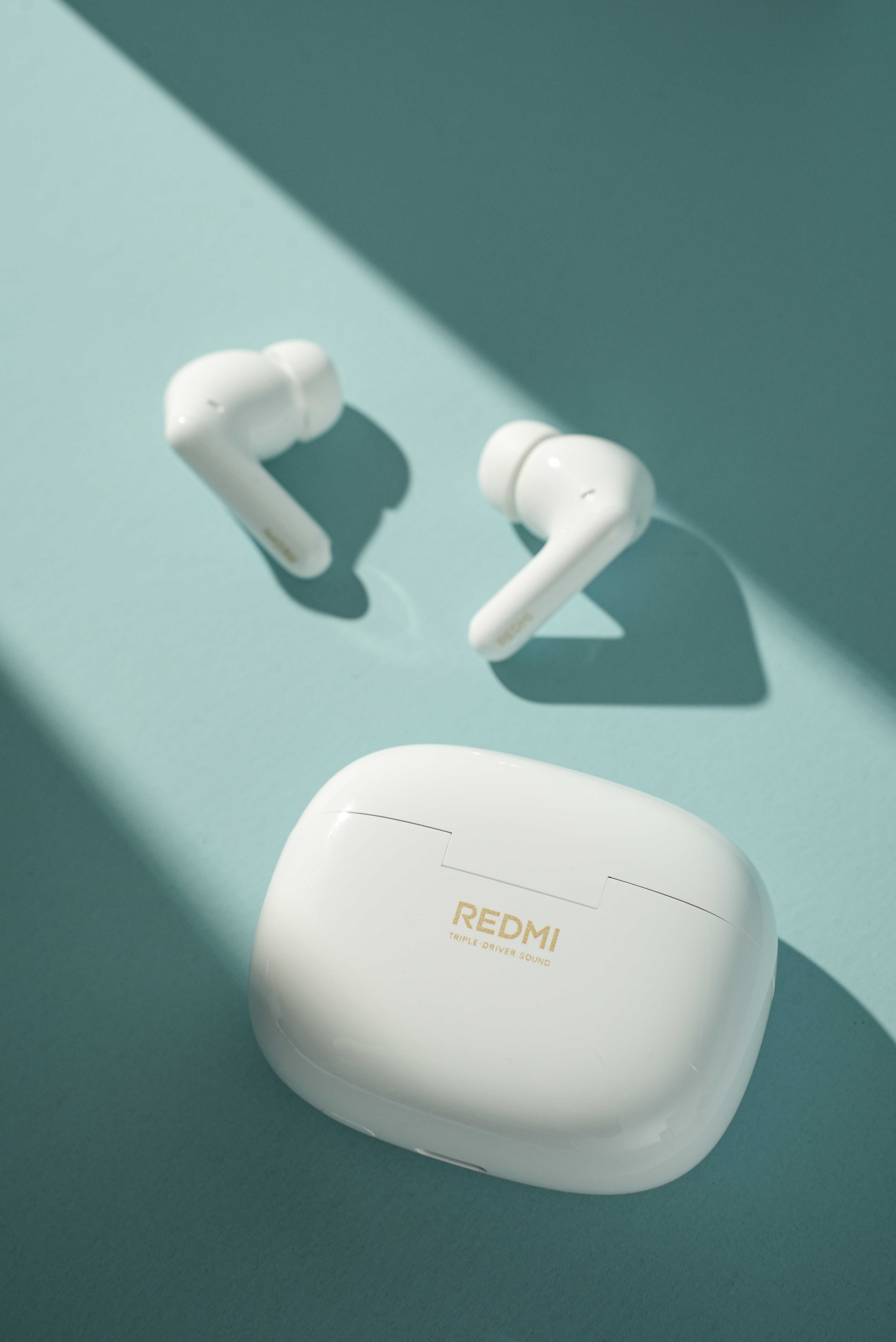 跟REDMI Watch 5一起发布的还有REDMI Buds 6 Pro，小金
