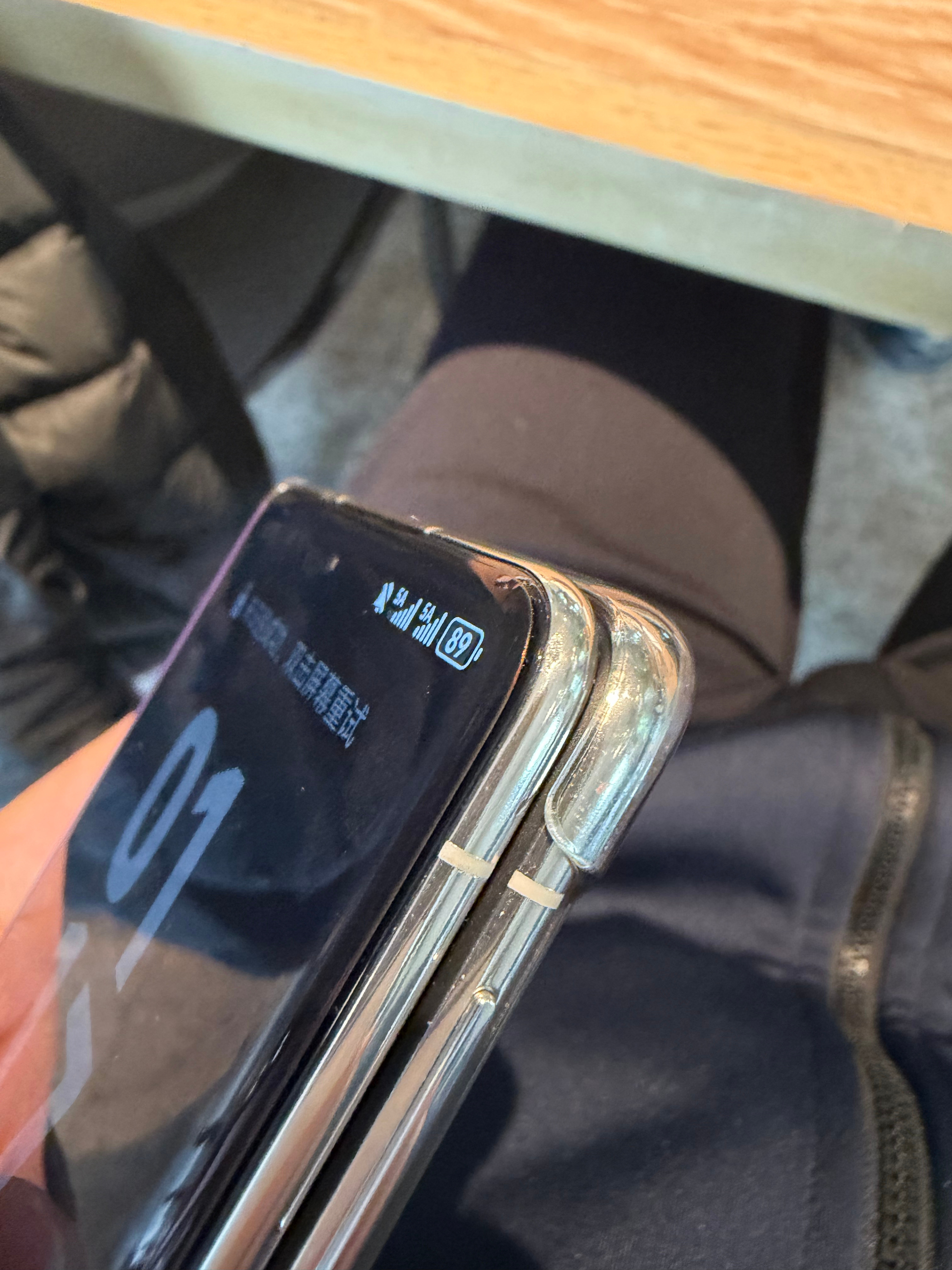 不太习惯带两个手机，X7放包里和什么东西磕了下，就掉漆了店里100多的全胶膜碎了