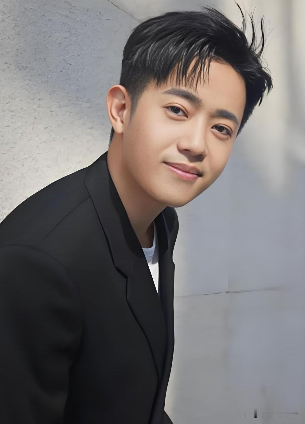 就演李正这演员洪洋，

看了半天《家业》我才发现，

他不就是在电视剧《新世界》