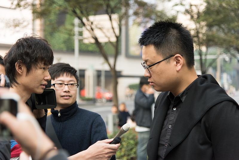 我也站民生新闻这边，毕竟比起谁又官宣恋情、红毯穿了什么高定，楼下菜市场菜价涨了两