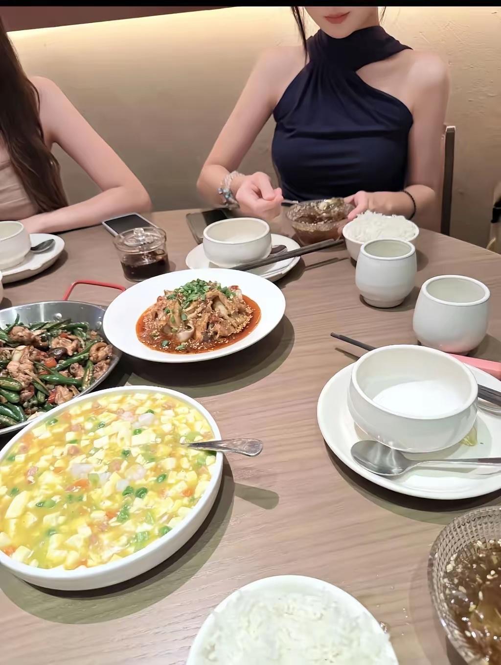 这种饭局都是攀比心
