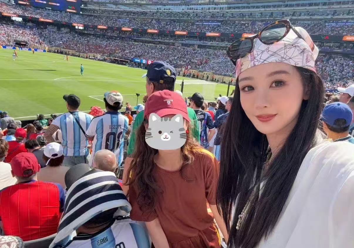 杨紫美式辣妹头巾杨紫世界杯观赛自拍 哇！！！美式辣妹头巾好美啊！！！ 杨紫