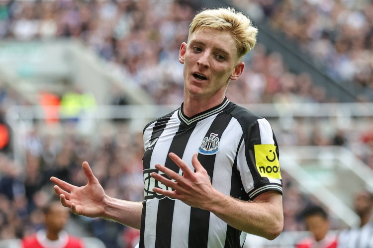 4月22日讯 德国名记法尔克在专栏中确认，拜仁确实有意纽卡边锋安东尼·戈登。“安