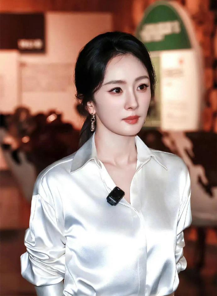 顶流杨幂和赵丽颖为什么离婚的时候都不要孩子抚养权？
     杨幂最新采访提到发
