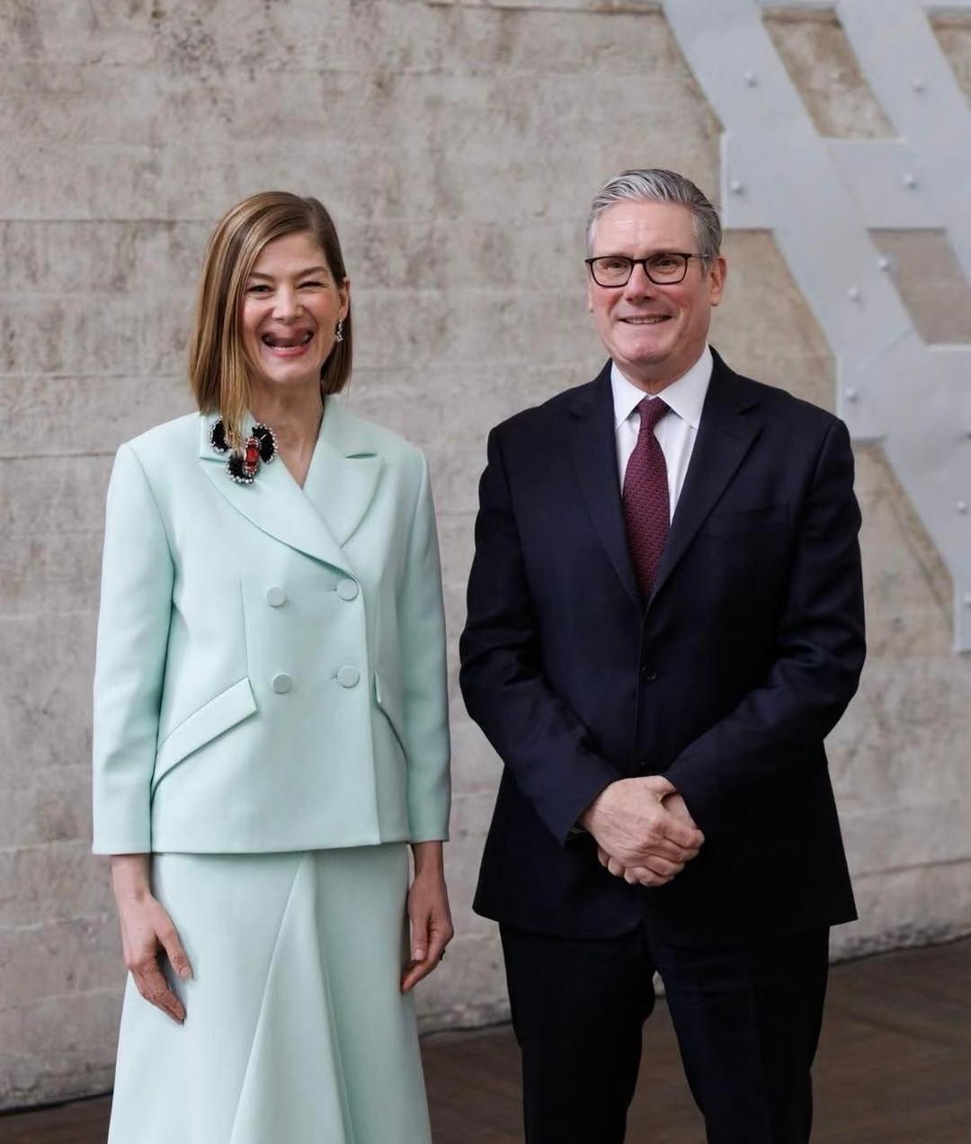 英国首相自己都没想到
自己竟能把裴淳华带火
相信这两天大家都被英国首相来华访问的