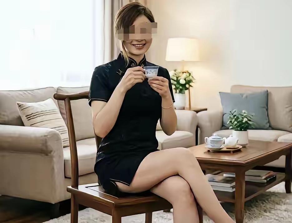 这网友是真能挖，顺着小三曹某的线，把她姐姐也给刨出来了。
​网上消息说，姐姐在江