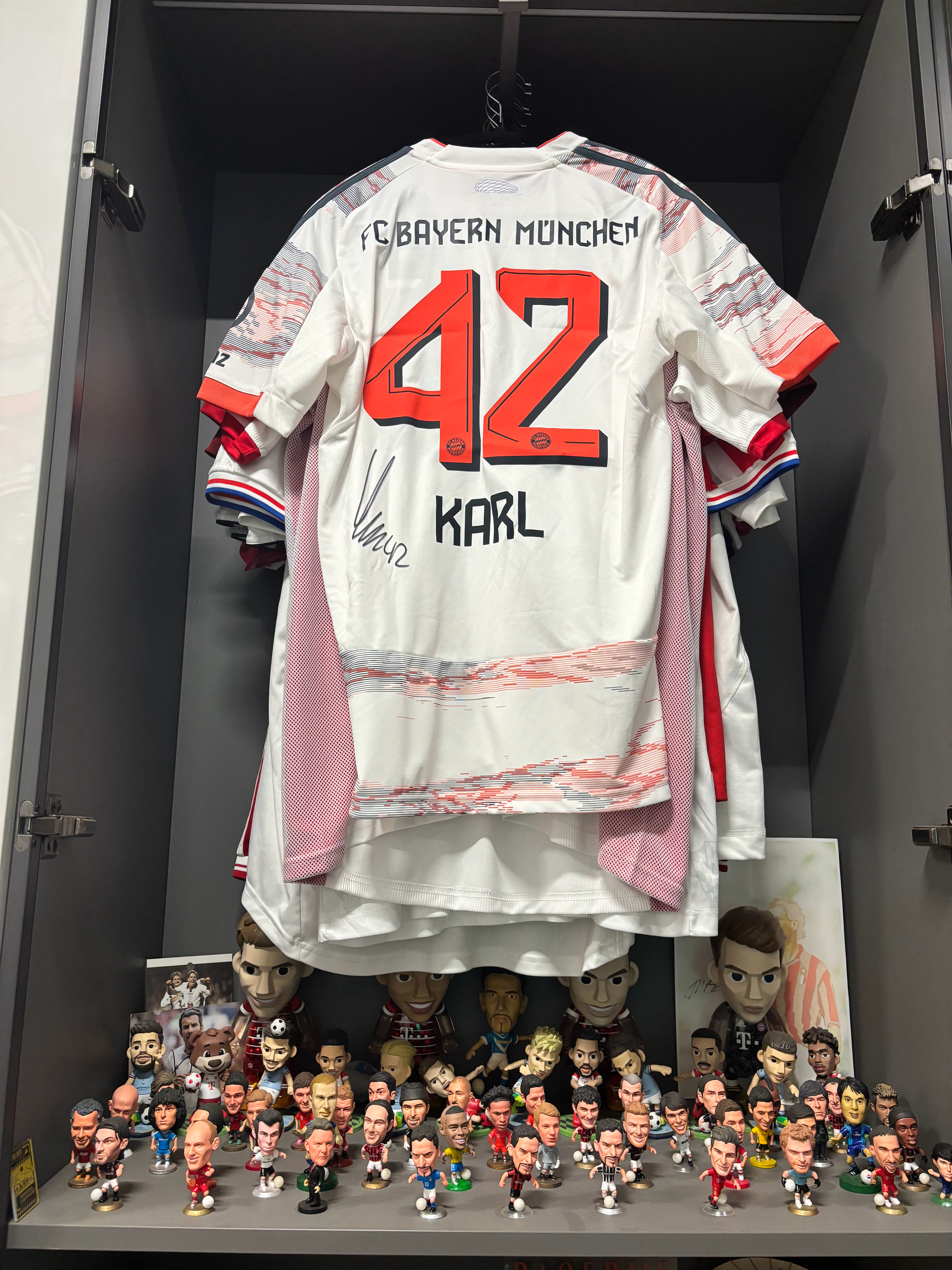 感谢卡尔赠送的落场亲签拜仁