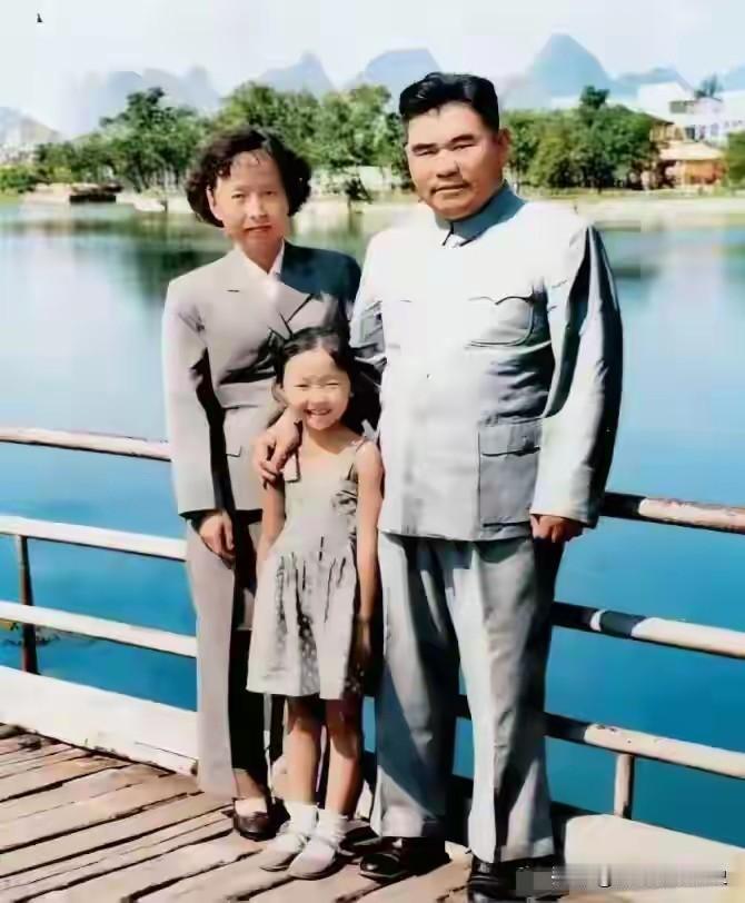 这是上世纪六十年代，时任桂林步兵学校校长的杨大易将军，同夫人杨洁、女儿杨惠芳于桂